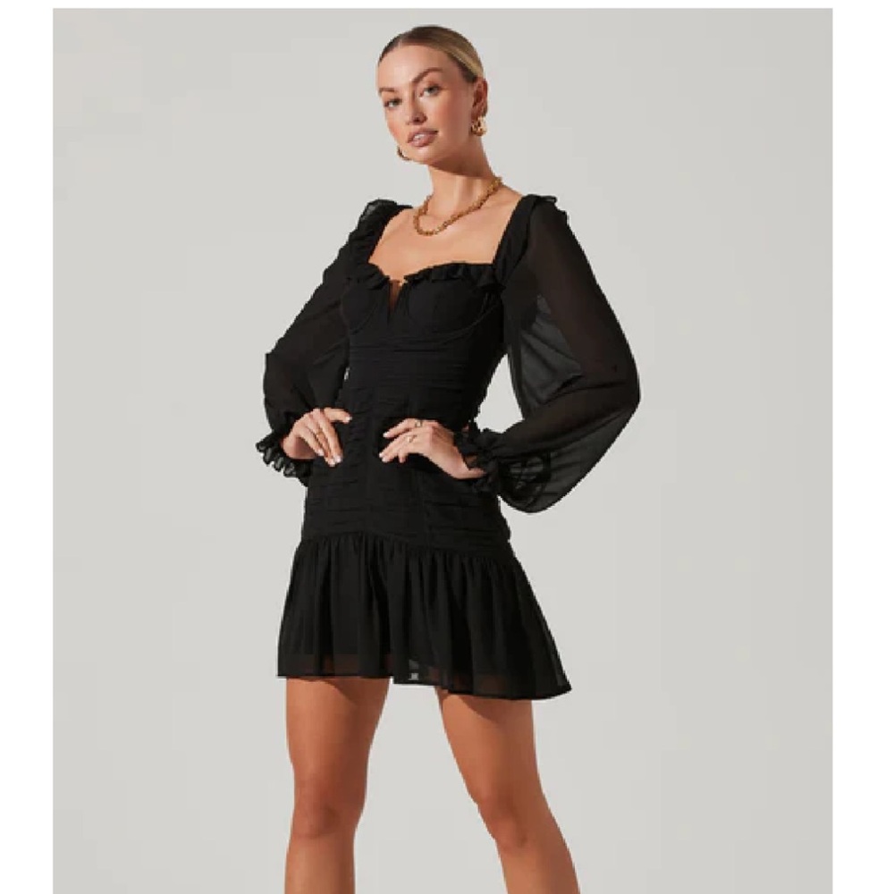 Astr Carmella Sweetheart Ruched Long Sleeve Mini Dress